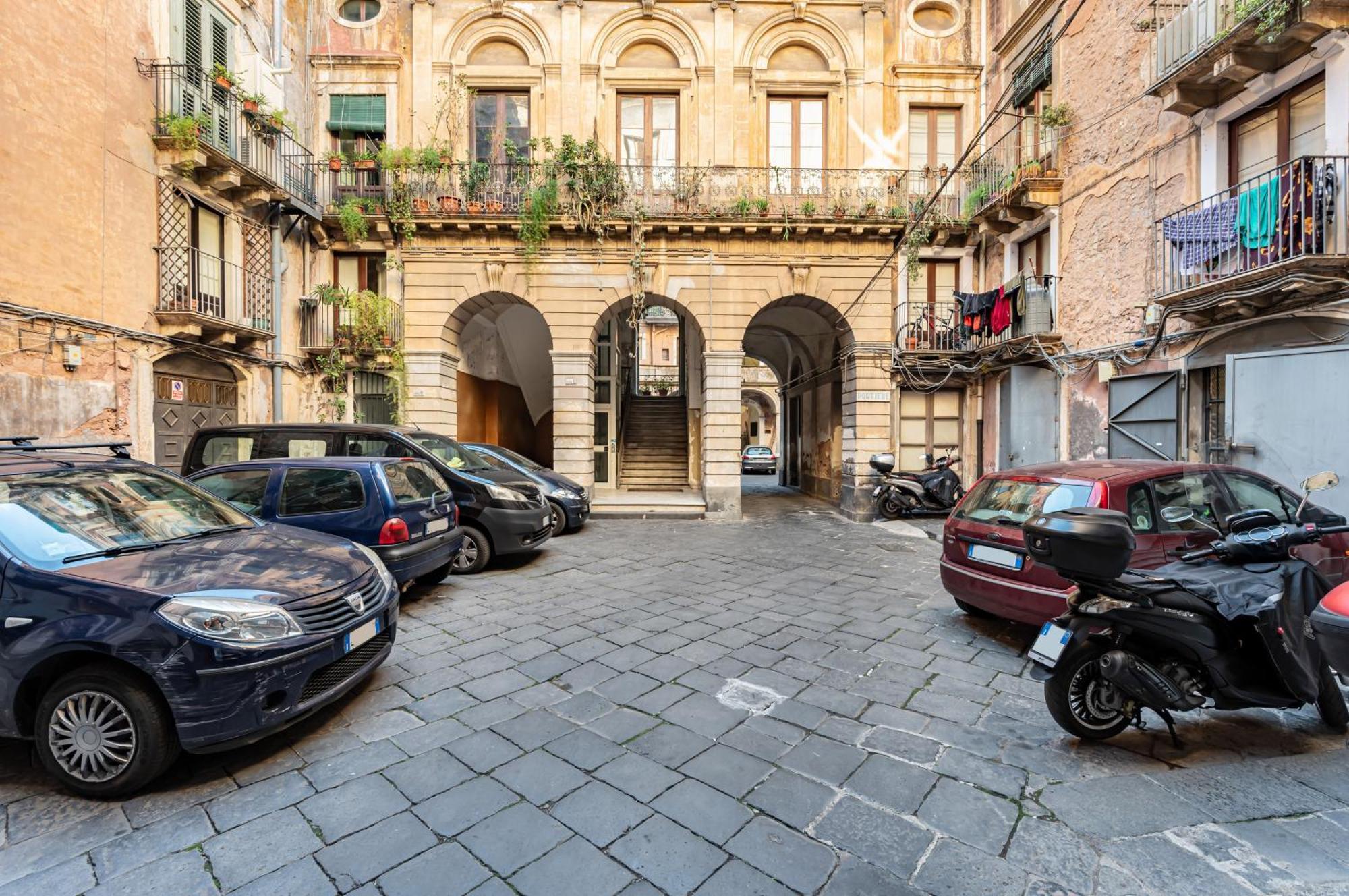 I Colori Di Lalla - 300 M Far From Castello Ursino كاتانيا المظهر الخارجي الصورة